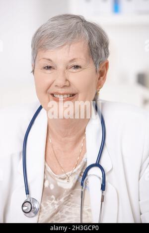 Ritratto di medico senior Foto Stock