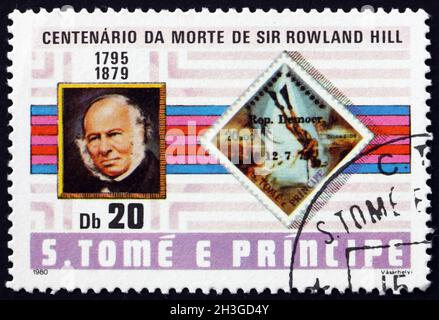 SAO TOME E PRINIPE - CIRCA 1980: Un francobollo stampato a Sao Tome e Principe mostra Sir Rowland Hill (1795-1879), è stato un insegnante di inglese, inventore e s. Foto Stock