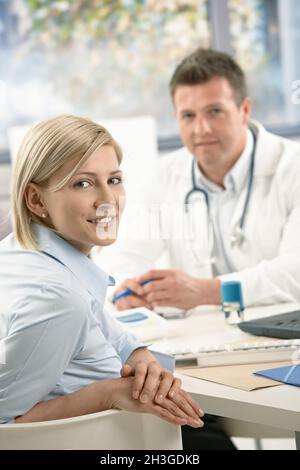 Ritratto del paziente al medico Foto Stock
