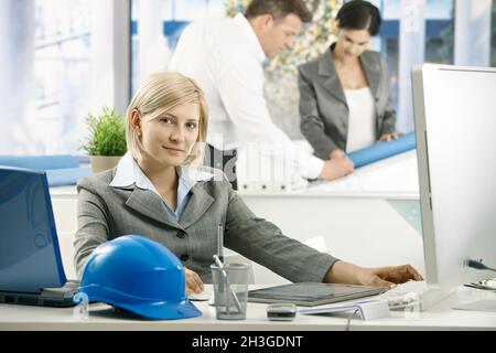 Ritratto di architetto in ufficio Foto Stock