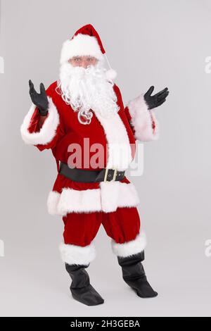 Ritratto a grandezza naturale di Babbo Natale sorpreso Foto Stock