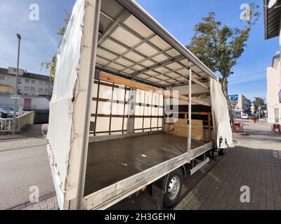 Aprire il furgone cargo sulla strada della città tedesca vuota dopo la procedura di spostamento Foto Stock