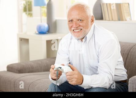 Pensionato che gioca al computer Foto Stock