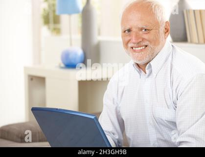 Ritratto dell'uomo anziano a casa Foto Stock