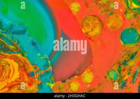 L'olio mescolato con la vernice forma un'immagine astratta. Foto Stock