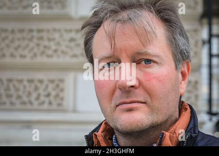 Westminster, Londra, Regno Unito. 28 ottobre 2021. Richard Ratcliffe oggi fuori dal Foreign Office di Londra. Ratcliffe in sciopero della fame per continuare a evidenziare la situazione di sua moglie Nazanin Zaghari-Ratcliffe, che è ancora detenuta in Iran. Ha incontrato oggi il Segretario degli Esteri Liz Truss. Credit: Imagplotter/Alamy Live News Foto Stock