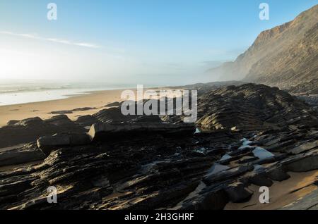 Spiaggia vale Figueiras scena alla fine della giornata ad Aljezur, Algarve, Portogallo Foto Stock