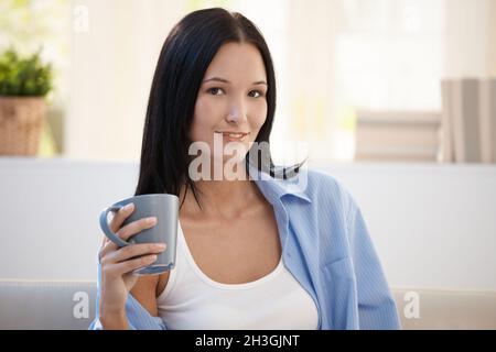 Ritratto di giovane donna con la tazza di caffè Foto Stock