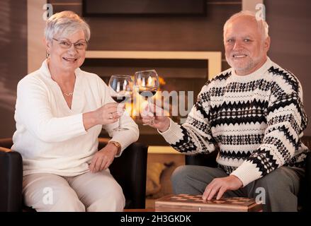 Ritratto dei bicchieri da vino aggraffati di coppia Foto Stock