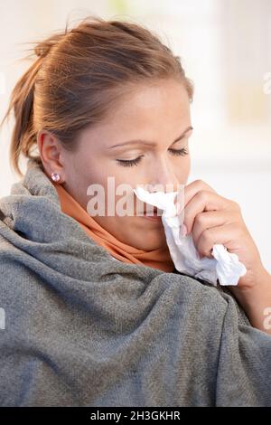 Giovane donna colta sensazione di freddo cattivo Foto Stock