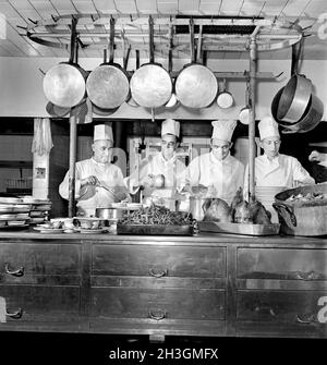 Chef in cucina di uno dei ristoranti Fred Harvey, Union Station, Chicago, Illinois, USA, Jack Delano, U.S. Farm Security Administration, U.S. Office of War Information Photograph Collection, gennaio 1943 Foto Stock