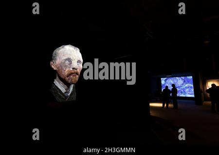 Seattle, Stati Uniti. 28 ottobre 2021. Una proiezione 3D animata del volto di Vincent van Gogh alla mostra d'arte digitale "Van Gogh: The Immersive Experience" di Seattle giovedì 28 ottobre 2021. Credit: Paul Christian Gordon/Alamy Live News Foto Stock