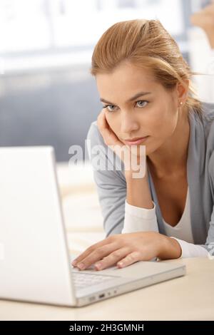 Giovane donna che naviga su Internet Foto Stock