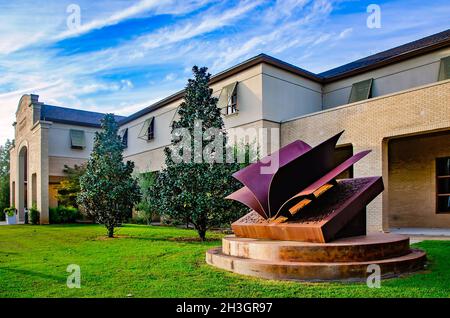La biblioteca pubblica di Fairhope presenta "Mat of Fiction", una scultura del libro creata dall'artista di Birmingham DeeDee Morrison a Fairhope, Alabama. Foto Stock