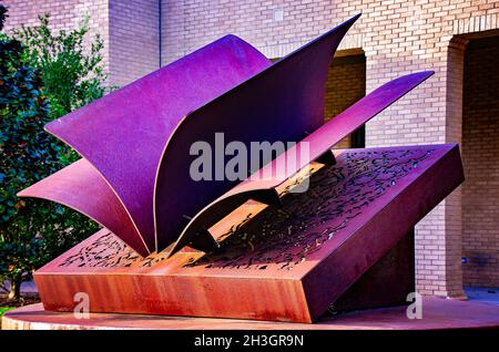 La biblioteca pubblica di Fairhope presenta "Mat of Fiction", una scultura del libro creata dall'artista di Birmingham DeeDee Morrison a Fairhope, Alabama. Foto Stock