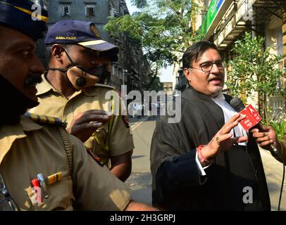 Mumbai, India. 28 ottobre 2021. MUMBAI, INDIA - 28 OTTOBRE: L'avvocato Atul Nanda che rappresenta Sameer Wankhade interagisce con i media al di fuori della Corte Suprema di Bombay il 28 ottobre 2021 a Mumbai, India. Bombay High Court il giovedì ha concesso la cauzione al superstar Shah Rukh Khan figlio di Aryan Khan, Munmun Dhamecha e Arbaaz Seth Merchandist, in connessione con la droga in caso di crociera. Aryan è stato arrestato nel caso della droga all'inizio di questo mese ed è stato in custodia giudiziaria per quasi tre settimane.(Photo by Anshuman Poyrekar/Hindustan Times/Sipa USA) Credit: Sipa USA/Alamy Live News Foto Stock