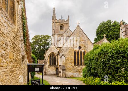 Cotswold Stone St Andrew's Church in Castle Combe, un pittoresco villaggio nella zona di bellezza naturale di Cotswolds nel Wiltshire, nel sud-ovest dell'Inghilterra Foto Stock