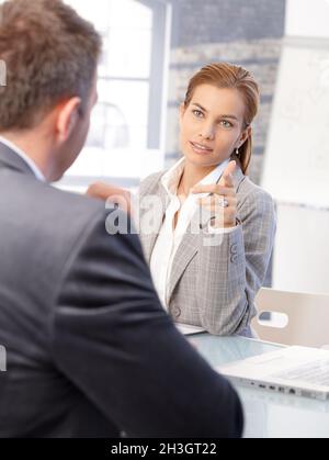 Donna hr manager intervistando maschio richiedente Foto Stock