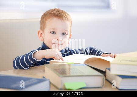 Il ragazzo piccolo di cervello che impara a casa Foto Stock