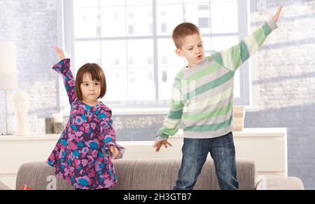 Bambini che giocano sul divano Foto Stock