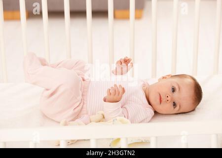 Bellissimo bambino in culla Foto Stock