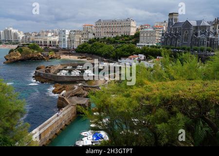 BIARRITZ, FRANCIA -18 AGO 2021- Vista della zona di Port Vieux Old Port nella località turistica di Biarritz, nei Paesi Baschi, Francia. Foto Stock