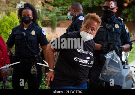 Felicia Davis, della contea di Clayton in Georgia, viene arrestato con altri attivisti per i diritti di voto e la giustizia economica dopo aver tentato di accedere all'edificio dell'ufficio del Senato di Hart protestando a Washington, DC, giovedì 28 ottobre 2021. Il presidente Joe Biden ha annunciato un quadro 'storico' sulla rete di sicurezza sociale e sulle infrastrutture americane. Credito: Rod Lammey/CNP Foto Stock