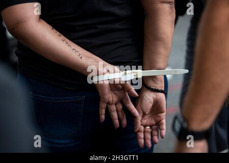 Felicia Davis, della contea di Clayton in Georgia, viene arrestato con altri attivisti per i diritti di voto e la giustizia economica dopo aver tentato di accedere all'edificio dell'ufficio del Senato di Hart protestando a Washington, DC, giovedì 28 ottobre 2021. Il presidente Joe Biden ha annunciato un quadro 'storico' sulla rete di sicurezza sociale e sulle infrastrutture americane. Credito: Rod Lammey/CNP Foto Stock