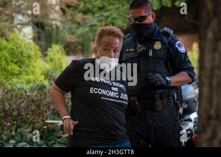 Felicia Davis, della contea di Clayton in Georgia, viene arrestato con altri attivisti per i diritti di voto e la giustizia economica dopo aver tentato di accedere all'edificio dell'ufficio del Senato di Hart protestando a Washington, DC, giovedì 28 ottobre 2021. Il presidente Joe Biden ha annunciato un quadro 'storico' sulla rete di sicurezza sociale e sulle infrastrutture americane. Credito: Rod Lammey/CNP Foto Stock