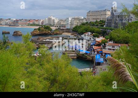 BIARRITZ, FRANCIA -18 AGO 2021- Vista della zona di Port Vieux Old Port nella località turistica di Biarritz, nei Paesi Baschi, Francia. Foto Stock