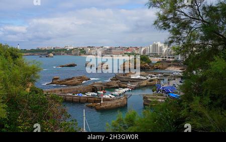 BIARRITZ, FRANCIA -18 AGO 2021- Vista della zona di Port Vieux Old Port nella località turistica di Biarritz, nei Paesi Baschi, Francia. Foto Stock