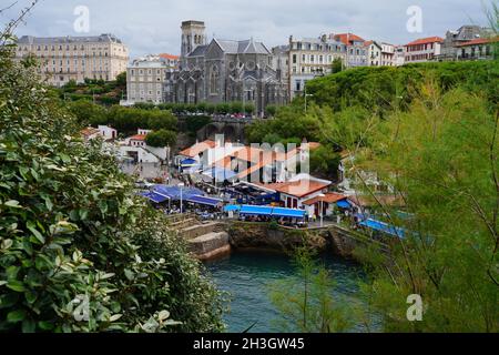 BIARRITZ, FRANCIA -18 AGO 2021- Vista della zona di Port Vieux Old Port nella località turistica di Biarritz, nei Paesi Baschi, Francia. Foto Stock