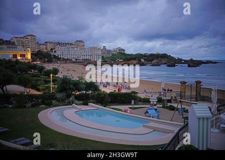 BIARRITZ, FRANCIA -18 AGO 2021- Vista notturna della spiaggia la Grande Plage nella località turistica di Biarritz nel Paese Basco, Francia, conosciuta per il suo surf an Foto Stock