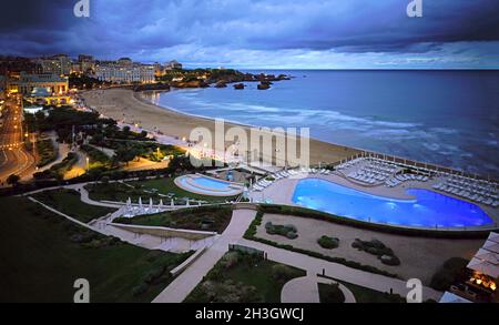 BIARRITZ, FRANCIA -18 AGO 2021- Vista notturna della spiaggia la Grande Plage nella località turistica di Biarritz nel Paese Basco, Francia, conosciuta per il suo surf an Foto Stock