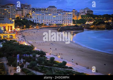 BIARRITZ, FRANCIA -18 AGO 2021- Vista notturna della spiaggia la Grande Plage nella località turistica di Biarritz nel Paese Basco, Francia, conosciuta per il suo surf an Foto Stock