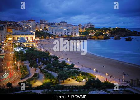 BIARRITZ, FRANCIA -18 AGO 2021- Vista notturna della spiaggia la Grande Plage nella località turistica di Biarritz nel Paese Basco, Francia, conosciuta per il suo surf an Foto Stock