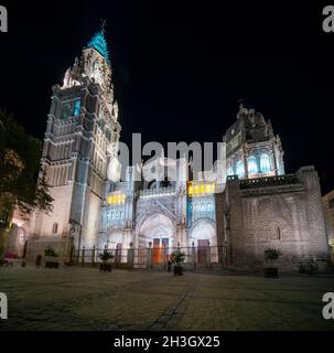 Vista notturna della Puerta del Perdón della Santa Iglesia Catedral Primada de Toledo Foto Stock