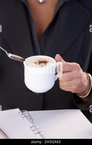 Donna che ha caffè con latte Foto Stock