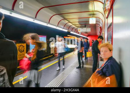 Vienna Austria - 4 settembre 2017; stazione ferroviaria Schwedenplatz a lunga esposizione con dati sfocati dei passeggeri in attesa sul binario. Foto Stock