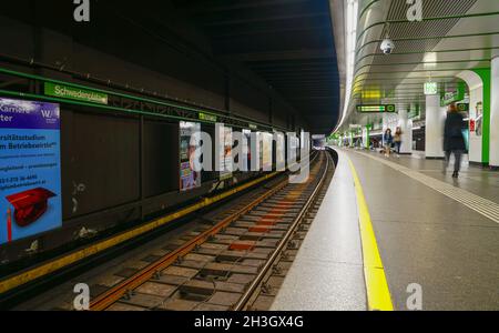 Vienna Austria - 4 settembre 2017; stazione ferroviaria Schwedenplatz a lunga esposizione con dati sfocati dei passeggeri in attesa sul binario. Foto Stock