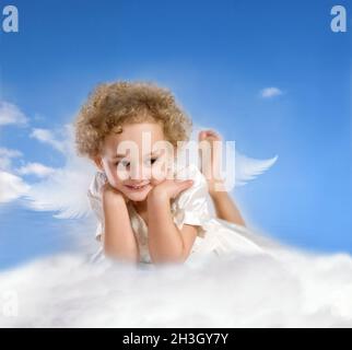 Bambina con le ali fairy si trova su una nuvola Foto Stock