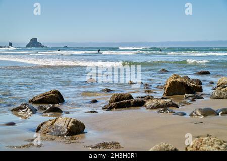 Crescent Beach, Oregon Surfing. I surfisti si dirigono verso Crescent Beach nell'Ecola state Park, Oregon, Stati Uniti. Foto Stock