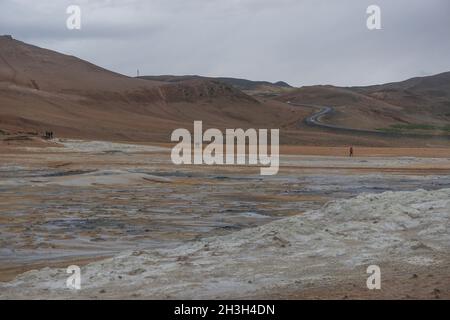 Regione di Myvatn, Islanda: Namafjall (noto anche come Hverir) è un'area geotermica ad alta temperatura con pozzi di fango bollente e fumarole fumanti. Foto Stock