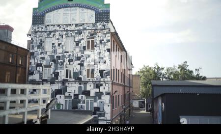 Street art su muro di casa in mattoni. Azione. Arte di strada con molti dettagli disegnati su tutta la parete dell'edificio residenziale. Arte di strada con immagine di molti Foto Stock