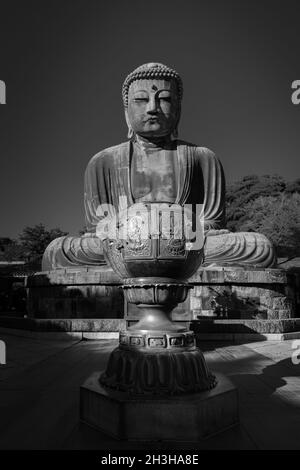 Il bruciatore dell'incenso davanti al Grande Buddha, o Kamakura Daibutsu, la statua alta 43 piedi e 103 tonnellate fu completata nel 1252 e si erge a Kamakur Foto Stock