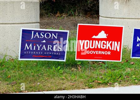 Fairfax, Virginia, Stati Uniti d'America - 28 ottobre 2021: Segni per il candidato gubernatorial della Virginia Glenn Youngkin ed il candidato generale di avvocato Jason Miyares. Foto Stock