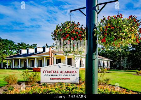 Il Coastal Alabama Community College Administration building è illustrato, 23 ottobre 2021, a Fairhope, Alabama. Foto Stock