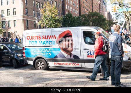 New York, NY - 28 ottobre 2021: Elezione van per il candidato sindaco repubblicano Curtis Sliwa visto come poche migliaia di FDNY, EMS e altri lavoratori delle agenzie municipali hanno protestato contro il mandato di vaccinazione a Gracie Mansion Foto Stock