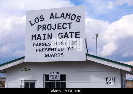 Los Alamos Project Main Gate cartello su edificio storico - Los Alamos, New Mexico, USA - 2021 Foto Stock