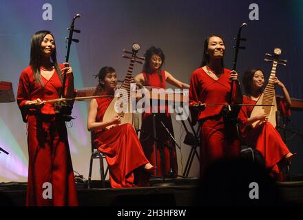 20 TwelfeGirlsBand  10/30/2005. Concerto della Twelfe Girls Band a Los Angeles Twelve Girls Band (????????? ,?????? ,?????) È un gruppo musicale con tredici artisti femminili, che appaiono sempre dodici sul palco, utilizzando strumenti tradizionali cinesi per suonare sia canzoni cinesi tradizionali che occidentali. Formatasi il 18 giugno 2001, le ragazze sono state selezionate per audizione da oltre 4000 partecipanti, tutti studiando in prestigiose scuole nella Repubblica popolare Cinese (Cina). Sono diventati molto popolari in Giappone (che detiene il più alto numero di vendite di qualsiasi artista musicale cinese mai), la RPC, Hong Kong, e abro Foto Stock